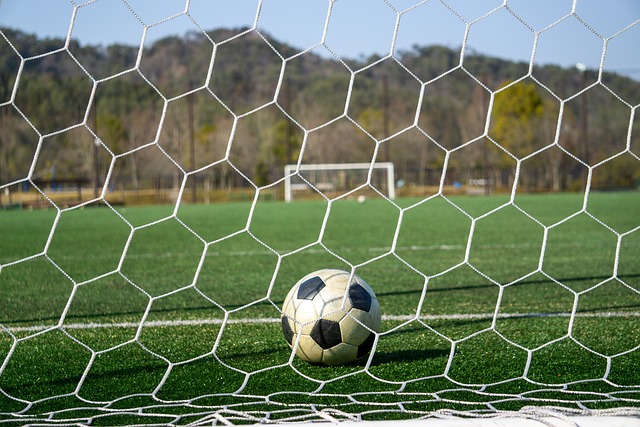 俄极限运动员挑战在1800米高空踢球，进球后做出C罗庆祝动作